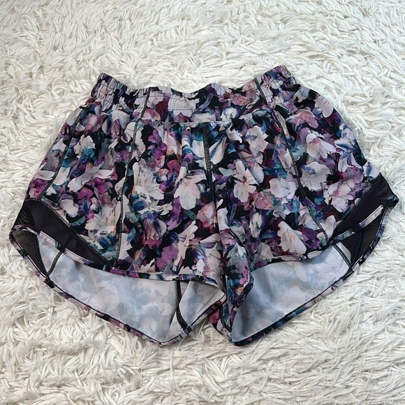 Lululemon Hotty Hot Short II *2.5" Utopia Multi / Deep Phantom - Picture 1 of 6